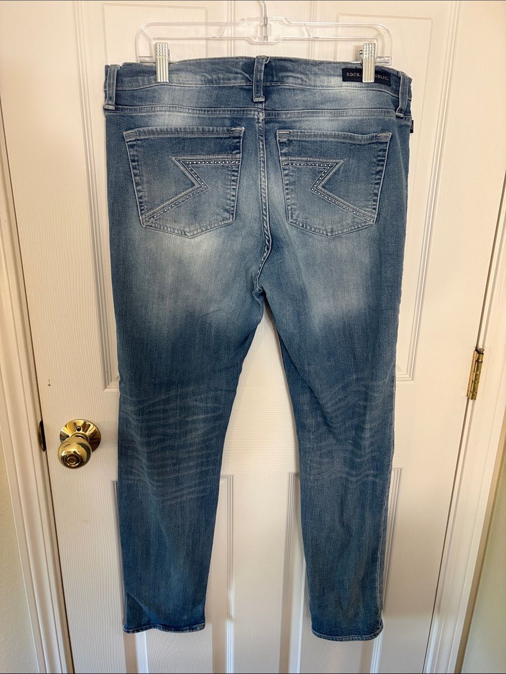Rock & Republic Slim Straight Jeans in Faded Stone Washed Blue Waist 36